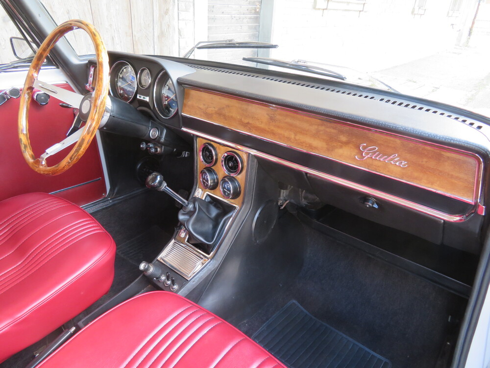 Alfa Romeo Giulia Nuova Super 1300 Limousine