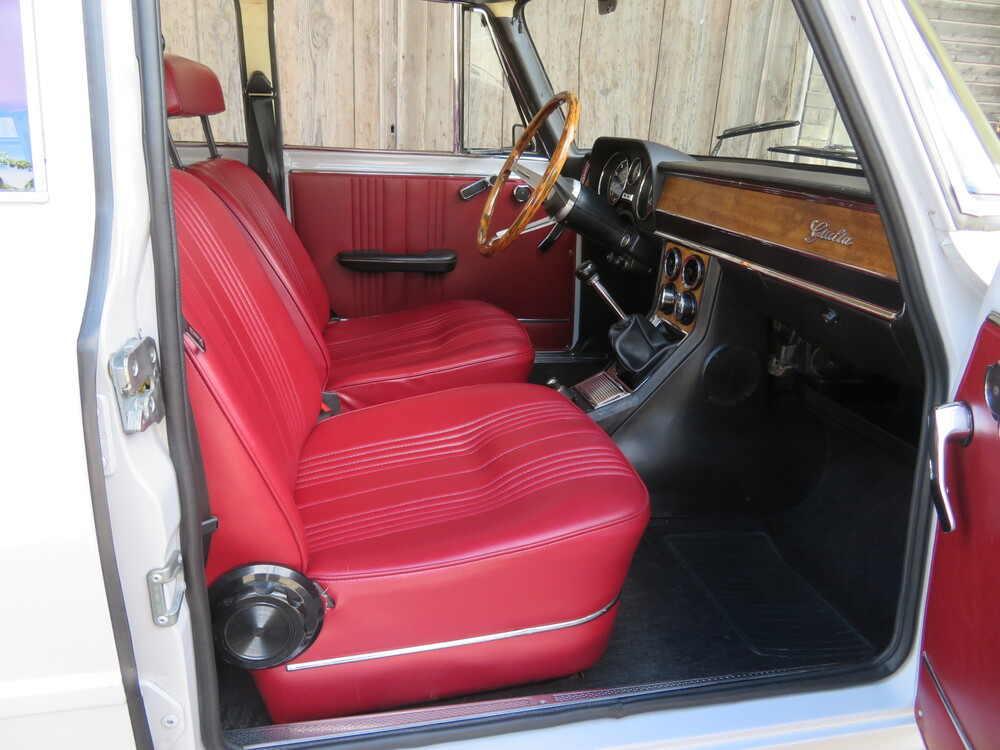 Alfa Romeo Giulia Nuova Super 1300 Limousine