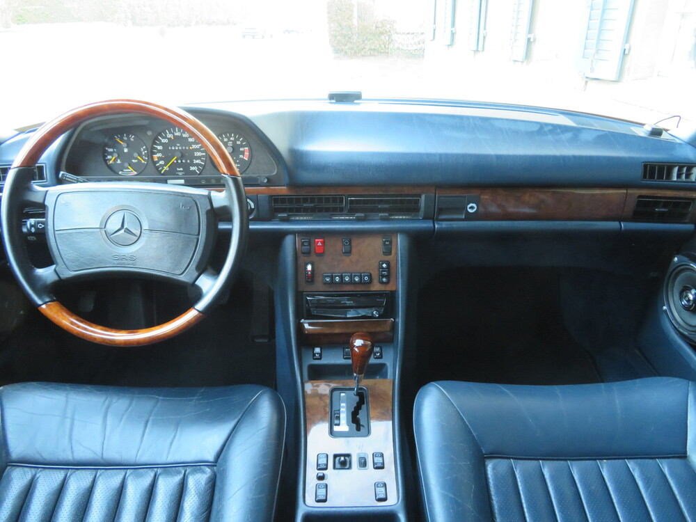 Mercedes-Benz 560 SEL Limousine