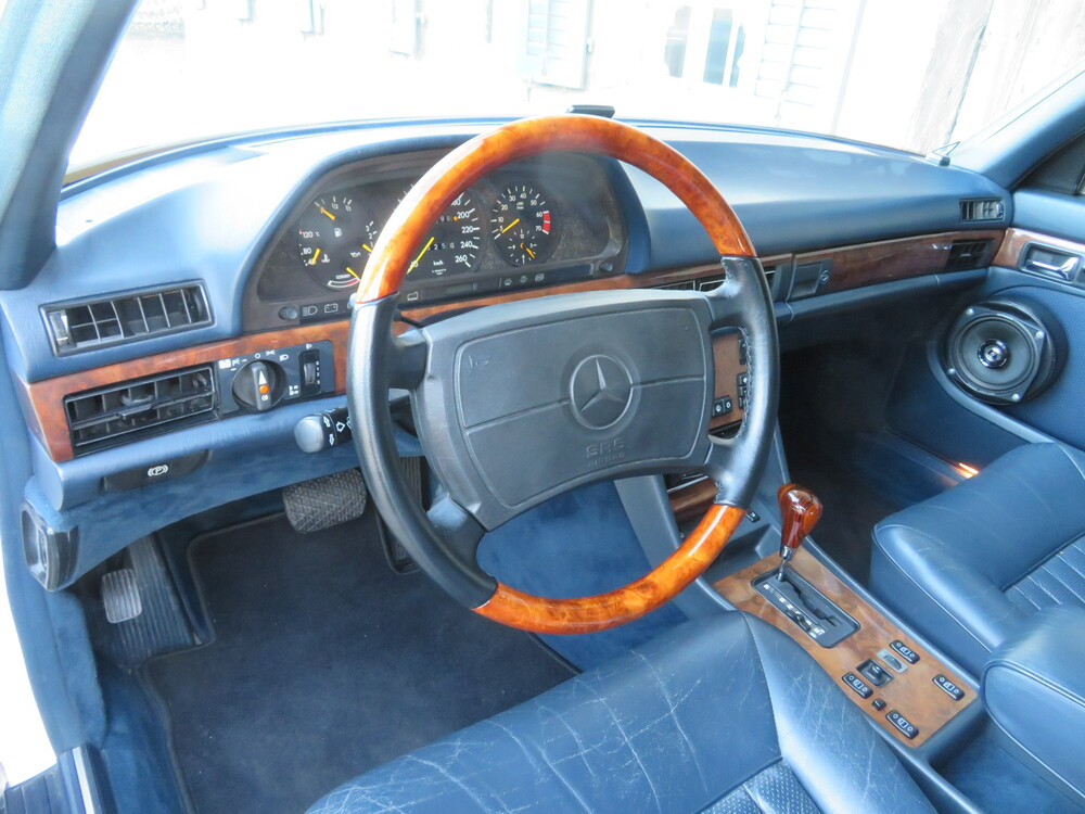 Mercedes-Benz 560 SEL Limousine