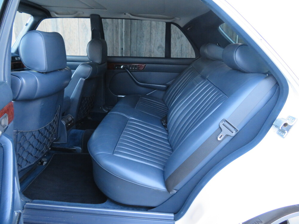 Mercedes-Benz 560 SEL Limousine