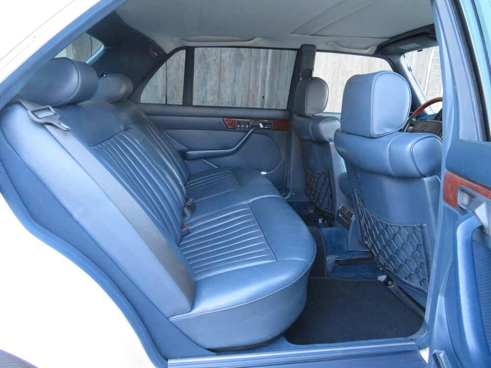 Mercedes-Benz 560 SEL Limousine