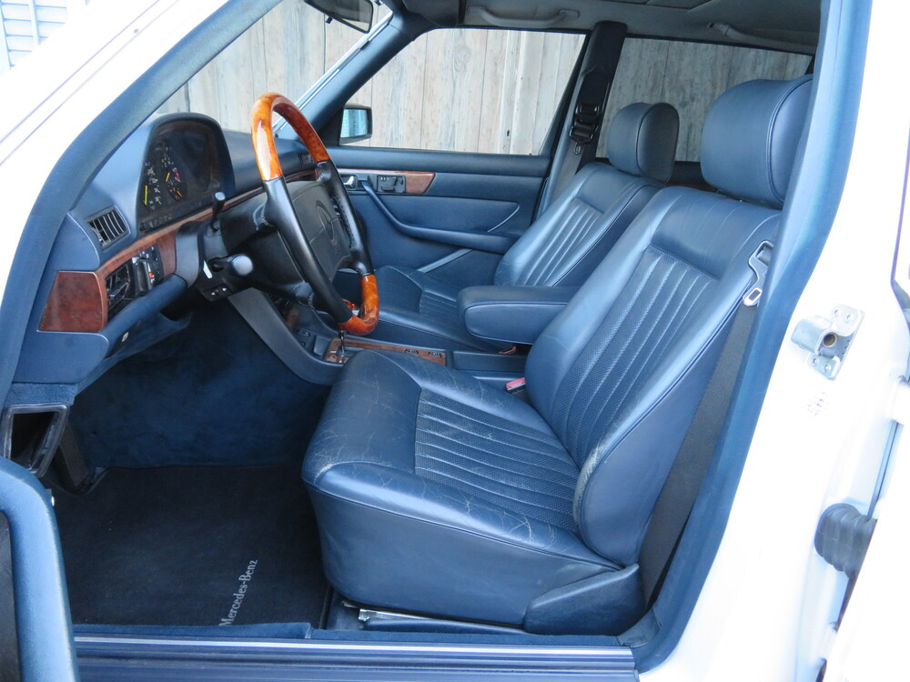 Mercedes-Benz 560 SEL Limousine