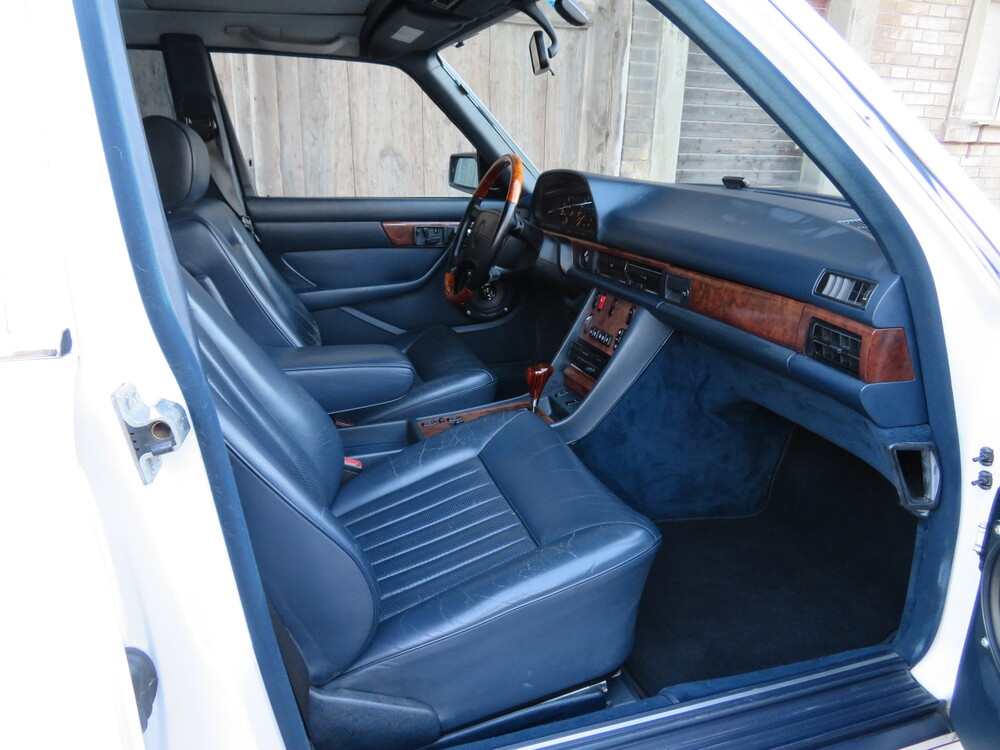 Mercedes-Benz 560 SEL Limousine