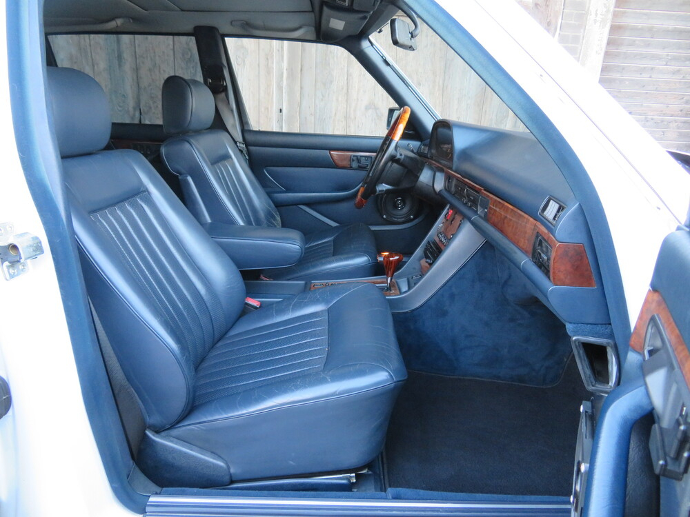 Mercedes-Benz 560 SEL Limousine