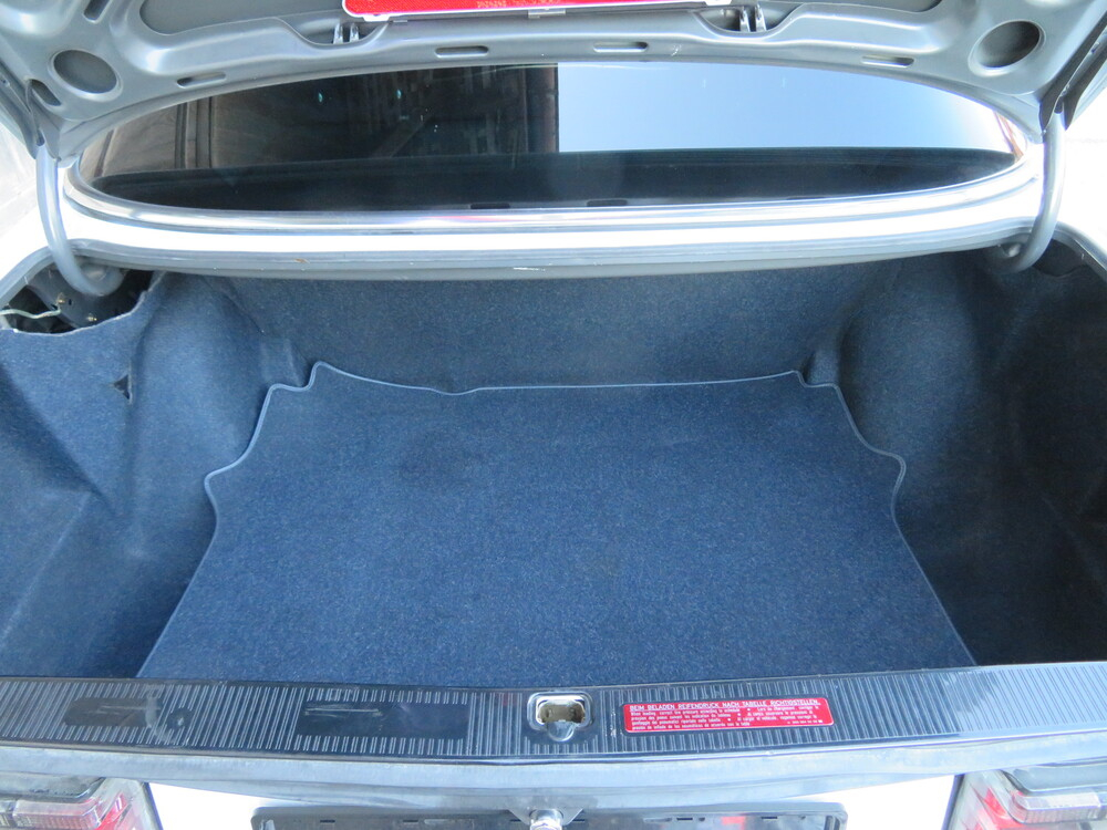 Mercedes-Benz 560 SEL Limousine