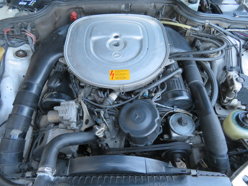 Mercedes-Benz 560 SEL Limousine