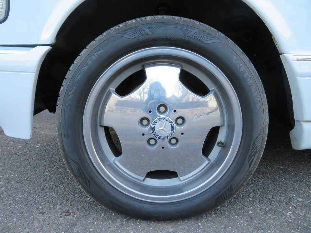 Mercedes-Benz 560 SEL Limousine