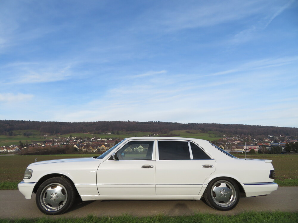 Mercedes-Benz 560 SEL Limousine