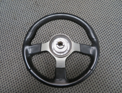 Momo Lenkrad 